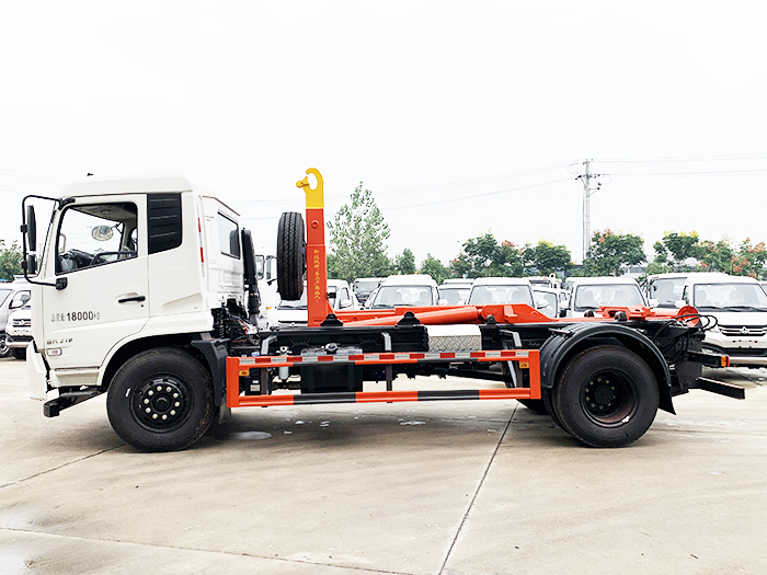 東風天錦勾臂式垃圾車