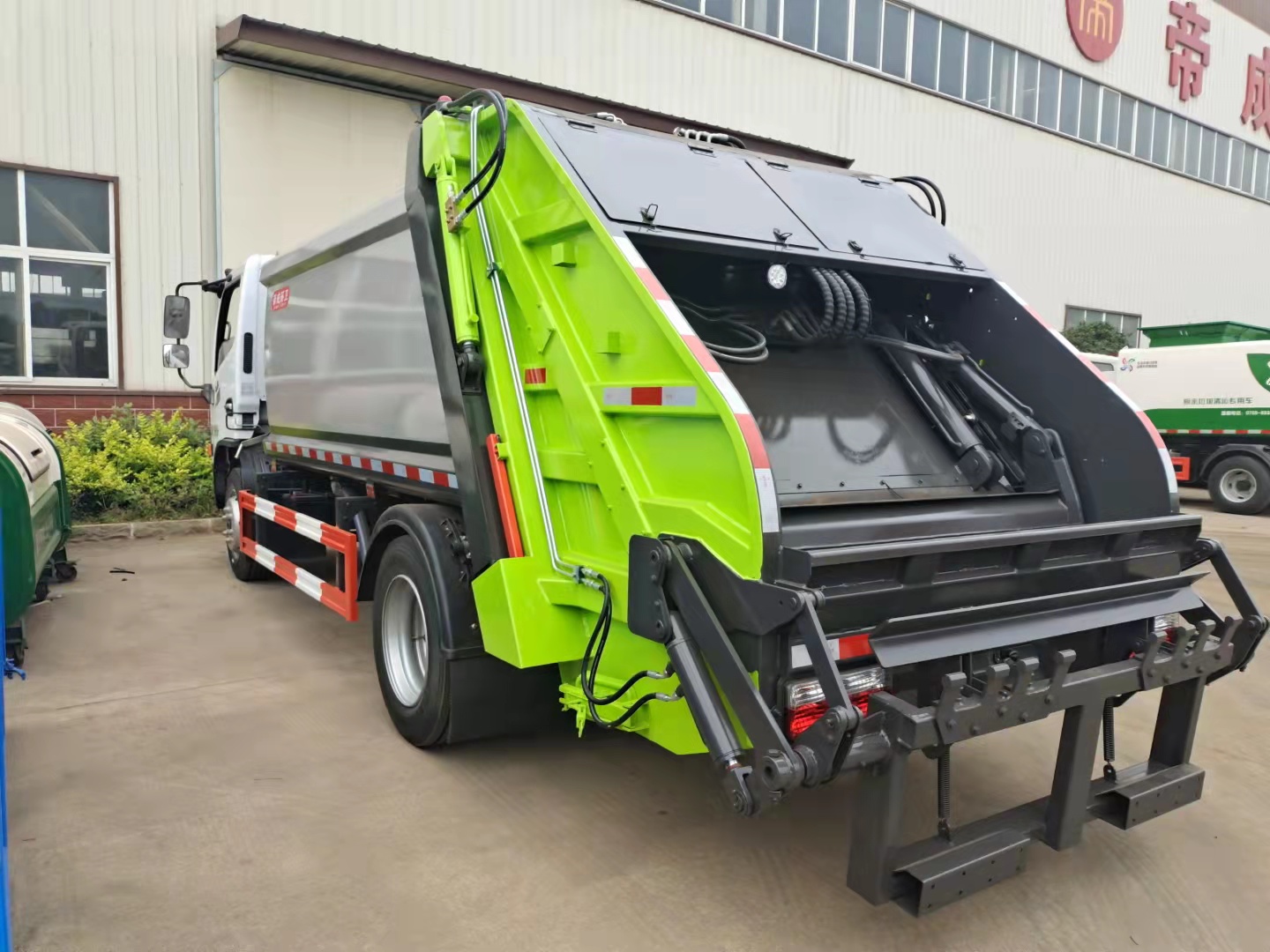 東風(fēng)多利卡D7壓縮式垃圾車(chē)