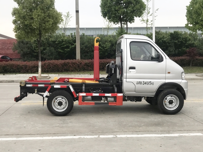 3立方東風(fēng)勾臂式垃圾車