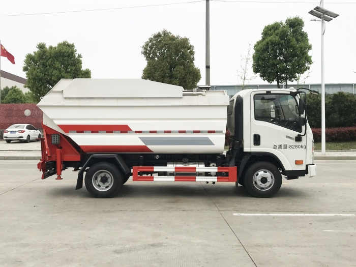 大運(yùn)8立方后掛桶式垃圾車